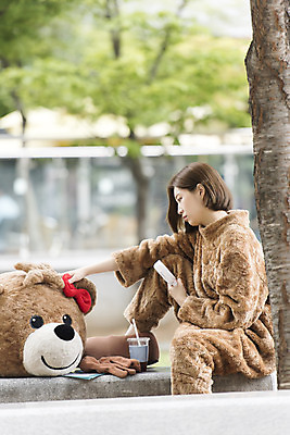 포토 JPG 주간 전신 여학생 여자 음료 대학생 대학생라이프 휴식 피곤 한명 사람 앉기 20대 성인 야외 옆모습 곰인형 한국인 전단 열정 여대생 아르바이트 인형탈 힘듦 성인여자한명만 판교 최저임금 비정규직 국내포토 자연요소 1 학생 라이프스타일 감정 인형 뷰포인트 컨셉 비즈니스 모션 동양인 청년 경제 홍보물 탈 여자한명만 성인여자만 분당 파일형식