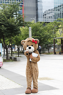 포토 JPG 주간 전신 여학생 여자 대학생 대학생라이프 한명 서기 사람 20대 성인 야외 앞모습 곰인형 한국인 즐거움 전단 열정 나눔 여대생 아르바이트 보람 인형탈 성인여자한명만 판교 최저임금 비정규직 국내포토 자연요소 1 학생 라이프스타일 감정 인형 뷰포인트 비즈니스 모션 동양인 청년 경제 홍보물 탈 여자한명만 성인여자만 분당 파일형식