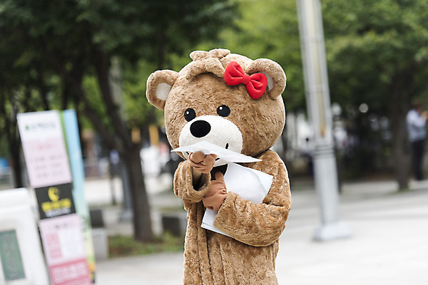 포토 JPG 주간 여학생 여자 대학생 대학생라이프 한명 서기 사람 상반신 20대 성인 야외 앞모습 곰인형 한국인 즐거움 전단 열정 나눔 여대생 아르바이트 보람 인형탈 성인여자한명만 판교 최저임금 비정규직 국내포토 자연요소 1 학생 라이프스타일 감정 인형 뷰포인트 비즈니스 모션 동양인 청년 경제 홍보물 탈 여자한명만 성인여자만 분당 파일형식