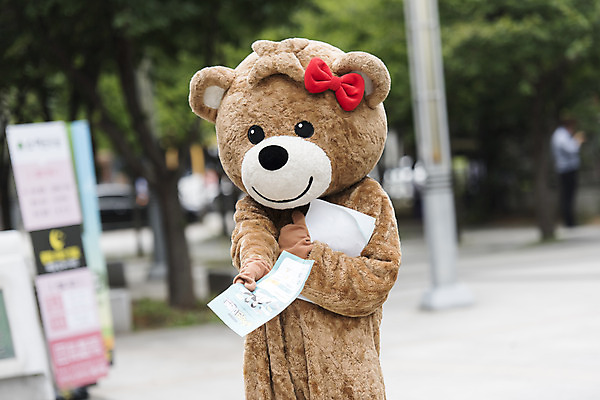 포토 JPG 주간 여학생 여자 대학생 대학생라이프 한명 서기 사람 상반신 20대 성인 야외 앞모습 곰인형 한국인 즐거움 전단 열정 나눔 여대생 아르바이트 보람 인형탈 성인여자한명만 판교 최저임금 비정규직 국내포토 자연요소 1 학생 라이프스타일 감정 인형 뷰포인트 비즈니스 모션 동양인 청년 경제 홍보물 탈 여자한명만 성인여자만 분당 파일형식