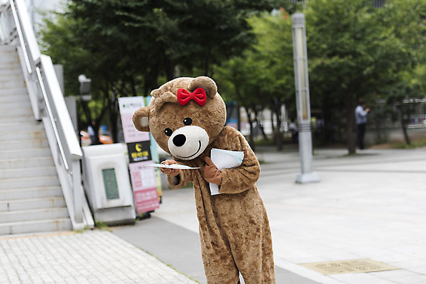 포토 JPG 주간 여학생 여자 대학생 대학생라이프 한명 서기 사람 상반신 20대 성인 야외 앞모습 곰인형 한국인 즐거움 전단 열정 나눔 여대생 아르바이트 보람 인형탈 성인여자한명만 판교 최저임금 비정규직 국내포토 자연요소 1 학생 라이프스타일 감정 인형 뷰포인트 비즈니스 모션 동양인 청년 경제 홍보물 탈 여자한명만 성인여자만 분당 파일형식