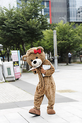 포토 JPG 주간 전신 여학생 여자 대학생 대학생라이프 한명 서기 사람 20대 성인 야외 앞모습 곰인형 한국인 즐거움 전단 열정 나눔 여대생 아르바이트 보람 인형탈 성인여자한명만 판교 최저임금 비정규직 국내포토 자연요소 1 학생 라이프스타일 감정 인형 뷰포인트 비즈니스 모션 동양인 청년 경제 홍보물 탈 여자한명만 성인여자만 분당 파일형식