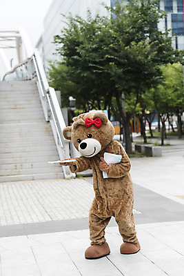 포토 JPG 주간 전신 여학생 여자 대학생 대학생라이프 한명 서기 사람 20대 성인 야외 앞모습 곰인형 한국인 즐거움 전단 열정 나눔 여대생 아르바이트 보람 인형탈 성인여자한명만 판교 최저임금 비정규직 국내포토 자연요소 1 학생 라이프스타일 감정 인형 뷰포인트 비즈니스 모션 동양인 청년 경제 홍보물 탈 여자한명만 성인여자만 분당 파일형식