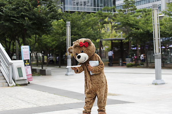 포토 JPG 주간 전신 여학생 여자 대학생 대학생라이프 한명 서기 사람 20대 성인 야외 앞모습 곰인형 한국인 즐거움 전단 열정 나눔 여대생 아르바이트 보람 인형탈 성인여자한명만 판교 최저임금 비정규직 국내포토 자연요소 1 학생 라이프스타일 감정 인형 뷰포인트 비즈니스 모션 동양인 청년 경제 홍보물 탈 여자한명만 성인여자만 분당 파일형식