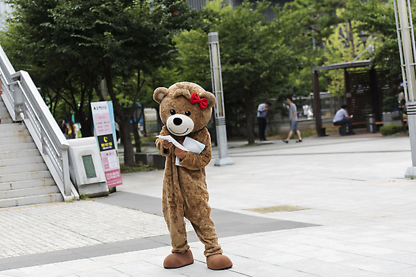 포토 JPG 주간 전신 여학생 여자 대학생 대학생라이프 한명 서기 사람 20대 성인 야외 앞모습 곰인형 한국인 즐거움 전단 열정 나눔 여대생 아르바이트 보람 인형탈 성인여자한명만 판교 최저임금 비정규직 국내포토 자연요소 1 학생 라이프스타일 감정 인형 뷰포인트 비즈니스 모션 동양인 청년 경제 홍보물 탈 여자한명만 성인여자만 분당 파일형식