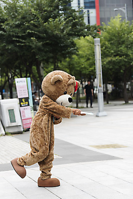포토 JPG 주간 전신 여학생 여자 대학생 대학생라이프 한명 사람 20대 성인 야외 옆모습 곰인형 한국인 즐거움 전단 열정 나눔 여대생 아르바이트 보람 인형탈 성인여자한명만 판교 최저임금 비정규직 국내포토 자연요소 1 학생 라이프스타일 감정 인형 뷰포인트 비즈니스 동양인 청년 경제 홍보물 탈 여자한명만 성인여자만 분당 파일형식