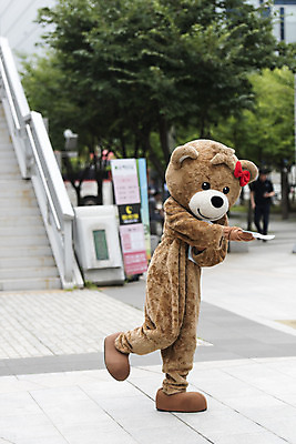 포토 JPG 주간 전신 여학생 여자 대학생 대학생라이프 한명 사람 20대 성인 야외 옆모습 곰인형 한국인 즐거움 전단 열정 나눔 여대생 아르바이트 보람 인형탈 성인여자한명만 판교 최저임금 비정규직 국내포토 자연요소 1 학생 라이프스타일 감정 인형 뷰포인트 비즈니스 동양인 청년 경제 홍보물 탈 여자한명만 성인여자만 분당 파일형식