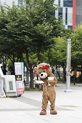 포토 JPG 주간 전신 여학생 여자 대학생 대학생라이프 한명 서기 사람 20대 성인 야외 앞모습 곰인형 한국인 즐거움 전단 열정 나눔 여대생 아르바이트 보람 인형탈 성인여자한명만 판교 최저임금 비정규직 국내포토 자연요소 1 학생 라이프스타일 감정 인형 뷰포인트 비즈니스 모션 동양인 청년 경제 홍보물 탈 여자한명만 성인여자만 분당 파일형식