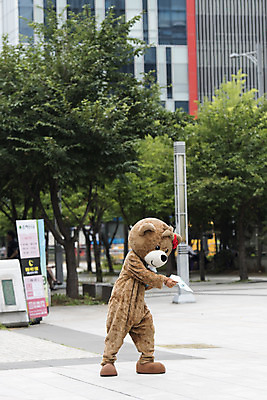 포토 JPG 주간 전신 여학생 여자 대학생 대학생라이프 한명 사람 20대 성인 야외 옆모습 곰인형 한국인 즐거움 열정 나눔 여대생 아르바이트 보람 인형탈 성인여자한명만 판교 최저임금 비정규직 국내포토 자연요소 1 학생 라이프스타일 감정 인형 뷰포인트 비즈니스 동양인 청년 경제 탈 여자한명만 성인여자만 분당 파일형식