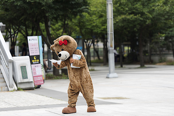포토 JPG 주간 전신 여학생 여자 대학생 대학생라이프 한명 사람 20대 성인 야외 옆모습 곰인형 한국인 즐거움 전단 열정 나눔 여대생 아르바이트 보람 인형탈 성인여자한명만 판교 최저임금 비정규직 국내포토 자연요소 1 학생 라이프스타일 감정 인형 뷰포인트 비즈니스 동양인 청년 경제 홍보물 탈 여자한명만 성인여자만 분당 파일형식