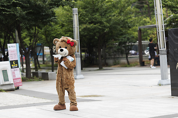 포토 JPG 주간 전신 여학생 여자 대학생 대학생라이프 한명 서기 사람 20대 성인 야외 앞모습 곰인형 한국인 즐거움 전단 열정 나눔 여대생 아르바이트 보람 인형탈 성인여자한명만 판교 최저임금 비정규직 국내포토 자연요소 1 학생 라이프스타일 감정 인형 뷰포인트 비즈니스 모션 동양인 청년 경제 홍보물 탈 여자한명만 성인여자만 분당 파일형식
