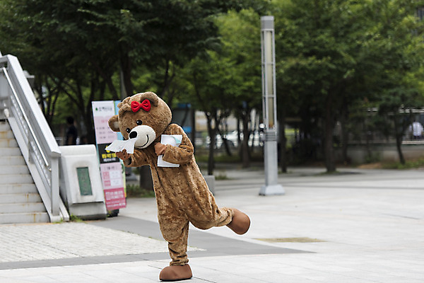 포토 JPG 주간 전신 여학생 여자 대학생 대학생라이프 한명 사람 20대 성인 야외 옆모습 곰인형 한국인 즐거움 전단 열정 나눔 여대생 아르바이트 보람 인형탈 성인여자한명만 판교 최저임금 비정규직 국내포토 자연요소 1 학생 라이프스타일 감정 인형 뷰포인트 비즈니스 동양인 청년 경제 홍보물 탈 여자한명만 성인여자만 분당 파일형식