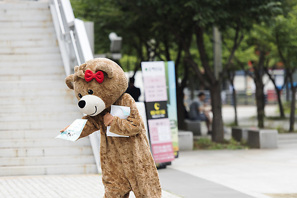 포토 JPG 주간 여학생 여자 대학생 대학생라이프 한명 사람 상반신 20대 성인 야외 옆모습 곰인형 한국인 즐거움 전단 열정 나눔 여대생 아르바이트 보람 인형탈 성인여자한명만 판교 최저임금 비정규직 국내포토 자연요소 1 학생 라이프스타일 감정 인형 뷰포인트 비즈니스 동양인 청년 경제 홍보물 탈 여자한명만 성인여자만 분당 파일형식