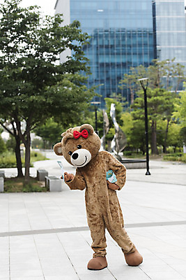 포토 JPG 주간 전신 여학생 여자 대학생 대학생라이프 한명 사람 20대 성인 야외 앞모습 곰인형 한국인 즐거움 전단 열정 나눔 여대생 아르바이트 보람 인형탈 성인여자한명만 판교 최저임금 비정규직 국내포토 자연요소 1 학생 라이프스타일 감정 인형 뷰포인트 비즈니스 동양인 청년 경제 홍보물 탈 여자한명만 성인여자만 분당 파일형식