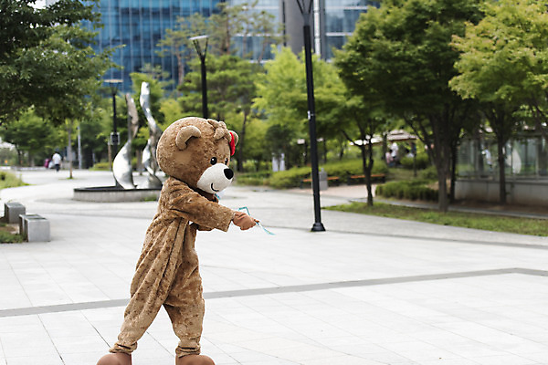 포토 JPG 주간 전신 여학생 여자 대학생 대학생라이프 한명 사람 20대 성인 야외 옆모습 곰인형 한국인 즐거움 전단 열정 나눔 여대생 아르바이트 보람 인형탈 성인여자한명만 판교 최저임금 비정규직 국내포토 자연요소 1 학생 라이프스타일 감정 인형 뷰포인트 비즈니스 동양인 청년 경제 홍보물 탈 여자한명만 성인여자만 분당 파일형식