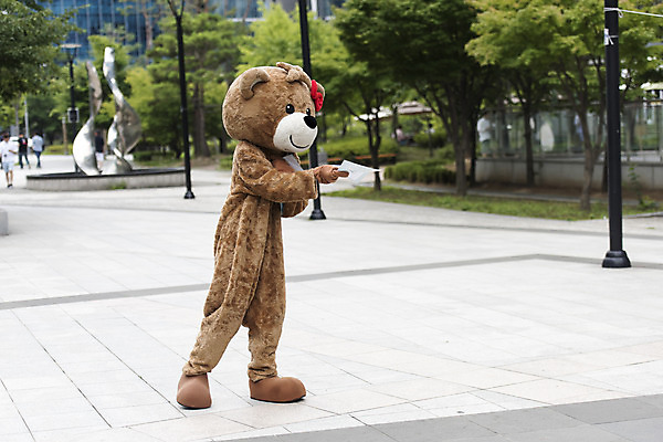 포토 JPG 주간 전신 여학생 여자 대학생 대학생라이프 한명 사람 20대 성인 야외 옆모습 곰인형 한국인 즐거움 전단 열정 나눔 여대생 아르바이트 보람 인형탈 성인여자한명만 판교 최저임금 비정규직 국내포토 자연요소 1 학생 라이프스타일 감정 인형 뷰포인트 비즈니스 동양인 청년 경제 홍보물 탈 여자한명만 성인여자만 분당 파일형식