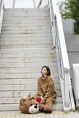 포토 JPG 주간 전신 여학생 여자 대학생 대학생라이프 휴식 피곤 한명 사람 앉기 20대 성인 야외 앞모습 계단 곰인형 한국인 열정 여대생 아르바이트 인형탈 힘듦 성인여자한명만 판교 최저임금 비정규직 국내포토 자연요소 1 학생 라이프스타일 감정 인형 뷰포인트 컨셉 비즈니스 모션 동양인 청년 경제 탈 여자한명만 성인여자만 분당 파일형식