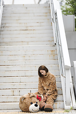 포토 JPG 주간 전신 여학생 여자 대학생 대학생라이프 휴식 피곤 한명 사람 앉기 20대 성인 야외 앞모습 계단 곰인형 한국인 열정 여대생 아르바이트 인형탈 힘듦 성인여자한명만 판교 최저임금 비정규직 국내포토 자연요소 1 학생 라이프스타일 감정 인형 뷰포인트 컨셉 비즈니스 모션 동양인 청년 경제 탈 여자한명만 성인여자만 분당 파일형식