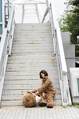 포토 JPG 주간 전신 여학생 여자 대학생 대학생라이프 휴식 피곤 한명 사람 앉기 20대 성인 야외 앞모습 계단 곰인형 한국인 열정 여대생 아르바이트 인형탈 힘듦 성인여자한명만 판교 최저임금 비정규직 국내포토 자연요소 1 학생 라이프스타일 감정 인형 뷰포인트 컨셉 비즈니스 모션 동양인 청년 경제 탈 여자한명만 성인여자만 분당 파일형식