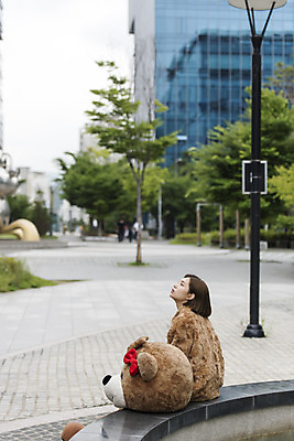 포토 JPG 주간 여학생 여자 대학생 대학생라이프 휴식 피곤 한명 사람 앉기 상반신 20대 성인 야외 옆모습 곰인형 한국인 열정 여대생 아르바이트 인형탈 힘듦 성인여자한명만 판교 최저임금 비정규직 국내포토 자연요소 1 학생 라이프스타일 감정 인형 뷰포인트 컨셉 비즈니스 모션 동양인 청년 경제 탈 여자한명만 성인여자만 분당 파일형식