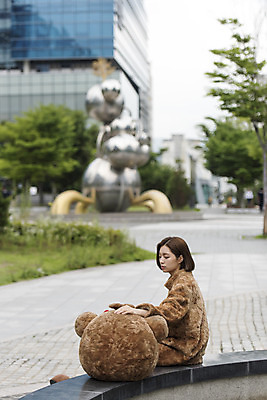 포토 JPG 주간 여학생 여자 대학생 대학생라이프 휴식 피곤 한명 사람 앉기 상반신 20대 성인 야외 옆모습 곰인형 한국인 열정 여대생 아르바이트 인형탈 힘듦 성인여자한명만 판교 최저임금 비정규직 국내포토 자연요소 1 학생 라이프스타일 감정 인형 뷰포인트 컨셉 비즈니스 모션 동양인 청년 경제 탈 여자한명만 성인여자만 분당 파일형식
