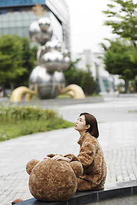 포토 JPG 주간 여학생 여자 대학생 대학생라이프 휴식 피곤 한명 사람 앉기 상반신 20대 성인 야외 옆모습 곰인형 한국인 열정 여대생 아르바이트 인형탈 힘듦 성인여자한명만 판교 최저임금 비정규직 국내포토 자연요소 1 학생 라이프스타일 감정 인형 뷰포인트 컨셉 비즈니스 모션 동양인 청년 경제 탈 여자한명만 성인여자만 분당 파일형식