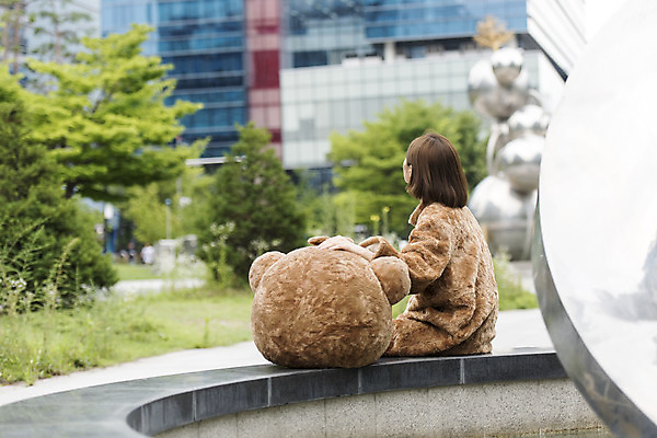 포토 JPG 주간 여학생 여자 대학생 대학생라이프 휴식 피곤 한명 사람 앉기 상반신 20대 성인 야외 옆모습 곰인형 한국인 열정 여대생 아르바이트 인형탈 힘듦 성인여자한명만 판교 최저임금 비정규직 국내포토 자연요소 1 학생 라이프스타일 감정 인형 뷰포인트 컨셉 비즈니스 모션 동양인 청년 경제 탈 여자한명만 성인여자만 분당 파일형식