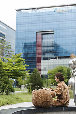 포토 JPG 주간 여학생 여자 대학생 대학생라이프 휴식 피곤 한명 사람 앉기 상반신 20대 성인 야외 옆모습 곰인형 한국인 열정 여대생 아르바이트 인형탈 힘듦 성인여자한명만 판교 최저임금 비정규직 국내포토 자연요소 1 학생 라이프스타일 감정 인형 뷰포인트 컨셉 비즈니스 모션 동양인 청년 경제 탈 여자한명만 성인여자만 분당 파일형식