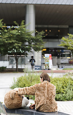 포토 JPG 주간 여학생 여자 대학생 대학생라이프 휴식 피곤 한명 사람 앉기 상반신 20대 성인 야외 뒷모습 곰인형 한국인 열정 여대생 아르바이트 인형탈 힘듦 성인여자한명만 판교 최저임금 비정규직 국내포토 자연요소 1 학생 라이프스타일 감정 인형 뷰포인트 컨셉 비즈니스 모션 동양인 청년 경제 탈 여자한명만 성인여자만 분당 파일형식