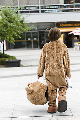 포토 JPG 주간 전신 여학생 여자 대학생 대학생라이프 피곤 한명 사람 20대 성인 야외 뒷모습 걷기 곰인형 한국인 전단 열정 여대생 아르바이트 인형탈 힘듦 성인여자한명만 판교 최저임금 비정규직 국내포토 자연요소 1 학생 라이프스타일 감정 인형 뷰포인트 컨셉 비즈니스 모션 동양인 청년 경제 홍보물 탈 여자한명만 성인여자만 분당 파일형식