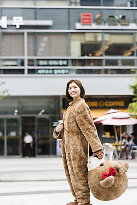 포토 JPG 주간 전신 여학생 여자 대학생 대학생라이프 한명 서기 미소 사람 20대 성인 야외 옆모습 곰인형 한국인 즐거움 전단 열정 여대생 아르바이트 보람 인형탈 성인여자한명만 판교 최저임금 비정규직 국내포토 자연요소 1 학생 라이프스타일 감정 인형 뷰포인트 비즈니스 모션 표정 동양인 청년 경제 홍보물 탈 여자한명만 성인여자만 분당 파일형식