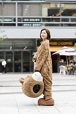 포토 JPG 주간 전신 여학생 여자 대학생 대학생라이프 한명 서기 미소 사람 20대 성인 야외 옆모습 곰인형 한국인 즐거움 전단 열정 여대생 아르바이트 보람 인형탈 성인여자한명만 판교 최저임금 비정규직 국내포토 자연요소 1 학생 라이프스타일 감정 인형 뷰포인트 비즈니스 모션 표정 동양인 청년 경제 홍보물 탈 여자한명만 성인여자만 분당 파일형식