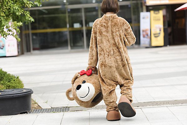 포토 JPG 주간 전신 여학생 여자 대학생 대학생라이프 피곤 한명 사람 20대 성인 야외 뒷모습 걷기 곰인형 한국인 열정 여대생 아르바이트 인형탈 힘듦 성인여자한명만 판교 최저임금 비정규직 국내포토 자연요소 1 학생 라이프스타일 감정 인형 뷰포인트 컨셉 비즈니스 모션 동양인 청년 경제 탈 여자한명만 성인여자만 분당 파일형식