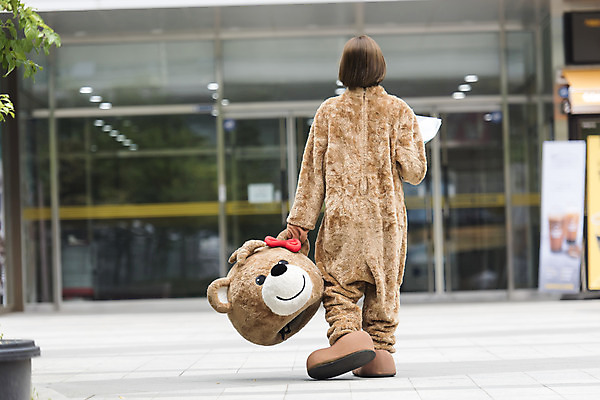 포토 JPG 주간 전신 여학생 여자 대학생 대학생라이프 피곤 한명 사람 20대 성인 야외 뒷모습 걷기 곰인형 한국인 전단 열정 여대생 아르바이트 인형탈 힘듦 성인여자한명만 판교 최저임금 비정규직 국내포토 자연요소 1 학생 라이프스타일 감정 인형 뷰포인트 컨셉 비즈니스 모션 동양인 청년 경제 홍보물 탈 여자한명만 성인여자만 분당 파일형식