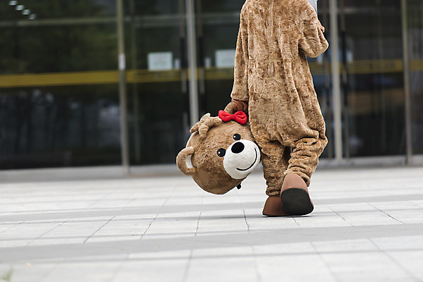 포토 JPG 주간 여학생 여자 대학생 대학생라이프 피곤 한명 사람 20대 성인 야외 뒷모습 걷기 곰인형 한국인 하반신 열정 여대생 아르바이트 인형탈 힘듦 성인여자한명만 판교 최저임금 비정규직 국내포토 자연요소 1 학생 라이프스타일 감정 인형 뷰포인트 컨셉 비즈니스 모션 동양인 청년 경제 탈 여자한명만 성인여자만 분당 파일형식