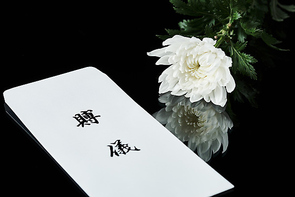 포토 JPG 스튜디오촬영 꽃 한송이 검은배경 국화 실내 누끼 사람없음 하이앵글 슬픔 죽음 애도 위로 장례 장례식 장례용품 추모 부의금 부의금봉투 국내포토 식물 1 감정 뷰포인트 백그라운드 봉투 내부 검은색 오브젝트 송이 파일형식