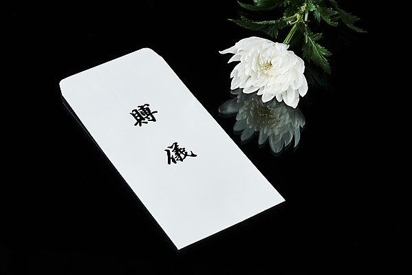 포토 JPG 스튜디오촬영 꽃 한송이 검은배경 국화 실내 누끼 사람없음 하이앵글 슬픔 죽음 애도 위로 장례 장례식 장례용품 추모 부의금 부의금봉투 국내포토 식물 1 감정 뷰포인트 백그라운드 봉투 내부 검은색 오브젝트 송이 파일형식