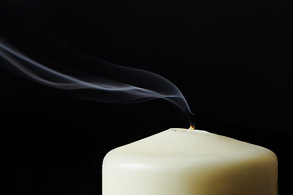 포토 1 감정 백그라운드 실내 내부 검은색 오브젝트 장례 파일형식 연기 초 JPG 누끼 애도 죽음 추모 장례식 슬픔 장례용품 스튜디오촬영 검은배경 사람없음 위로 한개 국내포토