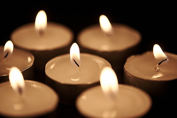 포토 JPG 스튜디오촬영 초 촛불 검은배경 실내 누끼 근접촬영 사람없음 여러개 슬픔 죽음 애도 위로 장례 장례식 장례용품 추모 국내포토 감정 뷰포인트 다수 백그라운드 내부 검은색 오브젝트 파일형식