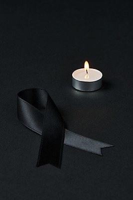 포토 JPG 스튜디오촬영 초 촛불 검은배경 실내 누끼 사람없음 슬픔 죽음 애도 위로 장례 장례식 장례용품 추모 검정리본 국내포토 감정 리본 백그라운드 내부 검은색 오브젝트 파일형식