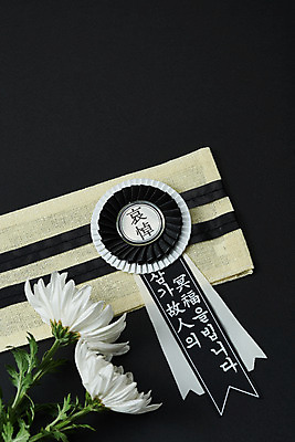 포토 JPG 스튜디오촬영 꽃 검은배경 국화 실내 누끼 사람없음 슬픔 죽음 두송이 배지 애도 위로 장례 상주 완장 장례식 장례용품 추모 국내포토 식물 감정 백그라운드 2 내부 검은색 오브젝트 파일형식