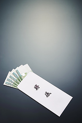 포토 JPG 스튜디오촬영 지폐 회색배경 실내 누끼 사람없음 하이앵글 슬픔 죽음 애도 위로 장례 장례식 장례용품 추모 플랫레이 부의금 부의금봉투 국내포토 감정 뷰포인트 백그라운드 돈 봉투 내부 회색 플랫 오브젝트 파일형식