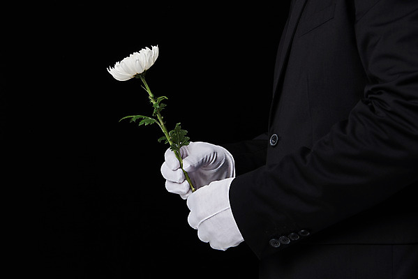포토 JPG 스튜디오촬영 꽃 한송이 검은배경 국화 실내 들기 누끼 정장 상반신 옆모습 30대 슬픔 죽음 애도 흰장갑 위로 장례 장례식 장례용품 추모 국내포토 식물 1 옷 감정 뷰포인트 장갑 백그라운드 모션 내부 장년 검은색 오브젝트 송이 파일형식