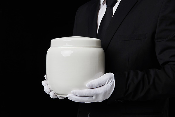 포토 JPG 스튜디오촬영 검은배경 실내 들기 누끼 정장 상반신 앞모습 30대 슬픔 죽음 애도 흰장갑 위로 장례 유골함 장례식 장례용품 추모 국내포토 옷 감정 뷰포인트 장갑 백그라운드 모션 내부 장년 검은색 오브젝트 파일형식