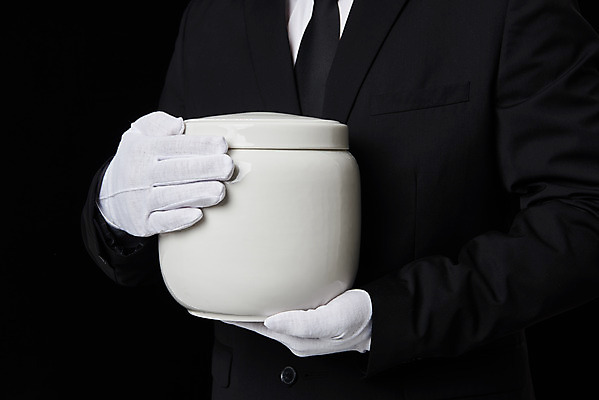 포토 JPG 스튜디오촬영 검은배경 실내 들기 누끼 정장 상반신 앞모습 30대 슬픔 죽음 애도 흰장갑 위로 장례 유골함 장례식 장례용품 추모 국내포토 옷 감정 뷰포인트 장갑 백그라운드 모션 내부 장년 검은색 오브젝트 파일형식