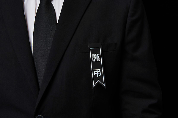 포토 JPG 스튜디오촬영 검은배경 실내 들기 누끼 정장 상반신 앞모습 30대 슬픔 죽음 애도 위로 장례 근조 장례식 장례용품 추모 국내포토 옷 감정 뷰포인트 백그라운드 모션 내부 장년 검은색 오브젝트 파일형식