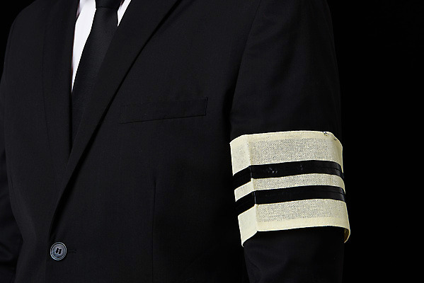 포토 JPG 스튜디오촬영 검은배경 실내 들기 누끼 정장 상반신 앞모습 30대 슬픔 죽음 애도 위로 장례 상주 완장 장례식 장례용품 추모 국내포토 옷 감정 뷰포인트 백그라운드 모션 내부 장년 검은색 오브젝트 파일형식