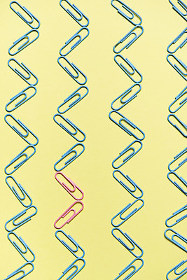 포토 JPG 스튜디오촬영 문구용품 실내 사람없음 하이앵글 컬러풀 사무용품 여러개 오브젝트 클립 지그재그 특별함 플랫레이 강조 국내포토 뷰포인트 컬러 다수 컨셉 내부 플랫 파일형식