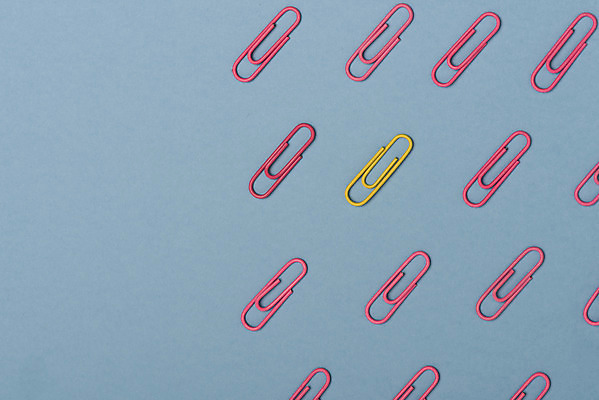 포토 JPG 스튜디오촬영 문구용품 실내 사람없음 하이앵글 컬러풀 사무용품 여러개 오브젝트 클립 일렬 특별함 플랫레이 강조 국내포토 뷰포인트 컬러 다수 컨셉 내부 플랫 파일형식