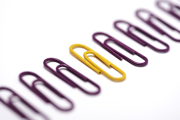 포토 JPG 스튜디오촬영 문구용품 실내 근접촬영 사람없음 아웃포커스 하이앵글 컬러풀 사무용품 여러개 오브젝트 클립 일렬 특별함 강조 국내포토 뷰포인트 컬러 다수 컨셉 촬영기법 내부 파일형식